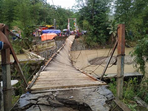 Jembatan Gantung Roboh Di Desa Kedunggede Lumbir 3 Pejalan Kaki Yang