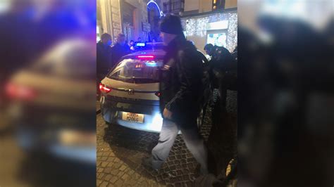 Siracusa In Preda Ai Fumi Dell Alcol Aggredisce Sanitari E Poliziotti