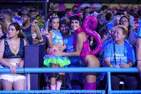 Deborah Secco Curte Carnaval A Filha Maria Flor