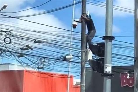 Ousadia Homem Flagrado Escalando Poste Para Remover C Mera De