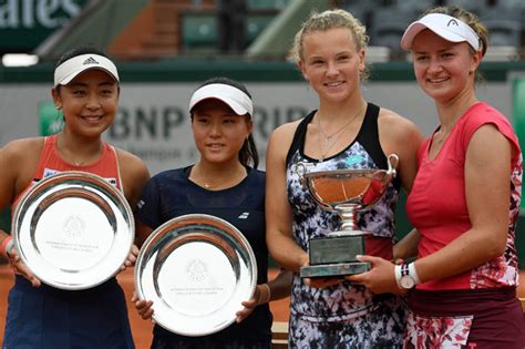 全仏テニス・女子ダブルス決勝でチェコ：テニス 穂積絵莉＆二宮真琴 写真特集：時事ドットコム