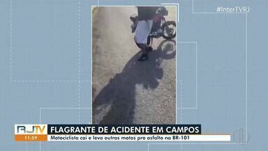 RJ Inter TV 1ª Edição Motociclista cai e leva outras motos pro