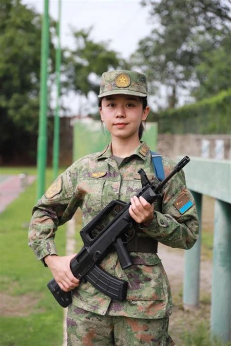 空军飞行员换发21式飞行服 穿上新军装的女兵颜值高到爆表 军事频道 中华网