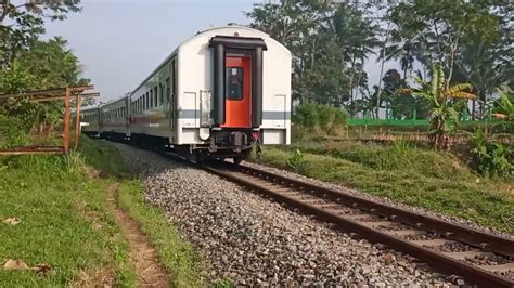 Kereta Cikuray Di Kejar Sama Kereta Tmc Youtube