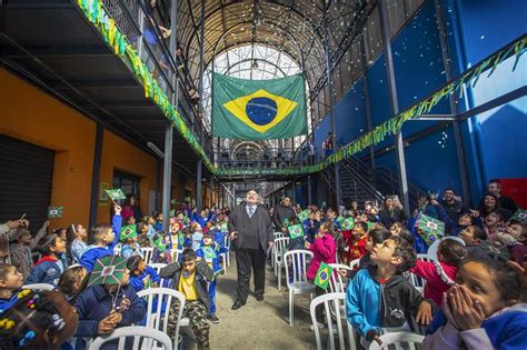 o prefeito e peça de teatro crianças de Curitiba aprendem a