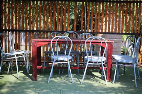 Tabela E Cadeiras No Canto De Descanso Colocado Em Um Jardim Do Estilo