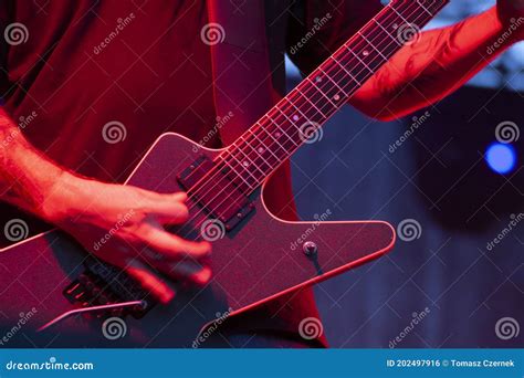 Guitarrista Durante Un Espectáculo En Solitario En Un Concierto De