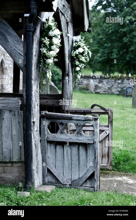 Church wedding flowers england hi-res stock photography and images - Alamy