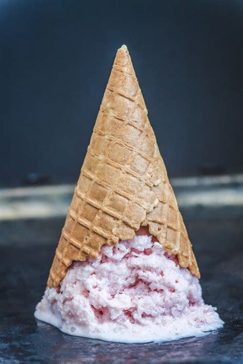 Cone Do Waffle O Gelado De Morango Invertido E Derretido Em Um D