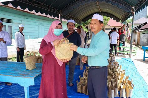 Bupati Bagikan Ratusan Kupon Daging Kurban Dengan Bakul Purun Sabanua