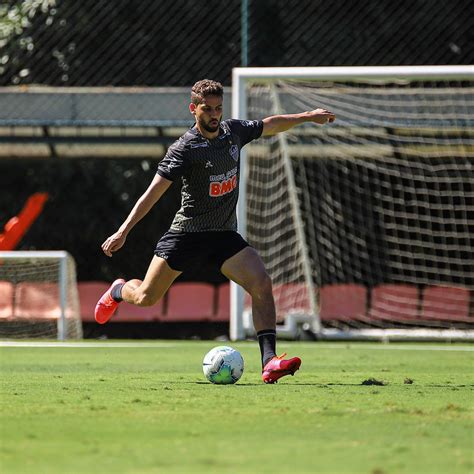 Gabriel detalha treinos intensos de Sampaoli e prevê resgate do futebol