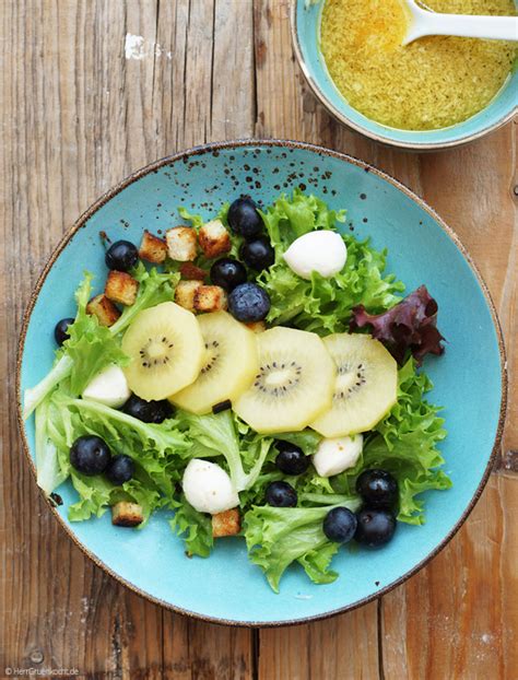 Sommersalat Mit Zespri SunGold Kiwis Mozzarella Blaubeeren