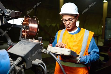 Retrato Del Joven Ingeniero De Oriente Medio Que Usa Unidades De