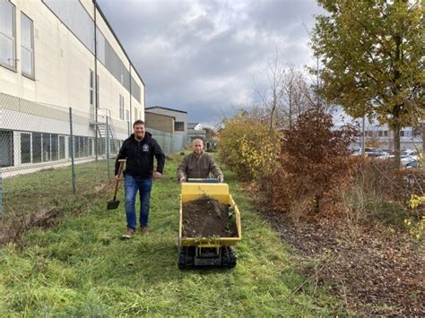 Streuobst für mehr Biodiversität Mitarbeiter Pflanzaktion am Amt für