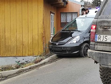 Kolizja Na Ukasiewicza W Jedliczu Samoch D Wjecha W Ogrodzenie