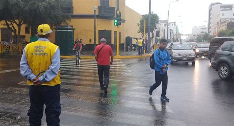 Intensa llovizna sorprendió a limeños esta mañana A sacar las chompas