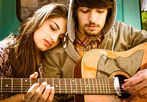 Jeunes Couples Romantiques Jouant La Guitare Ext Rieure Apr S La Pluie