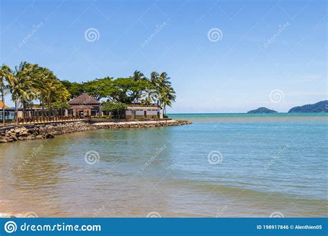 Playas Y Palmeras Sobre El Cielo Azul Claro En Kota Kinabalu Beach