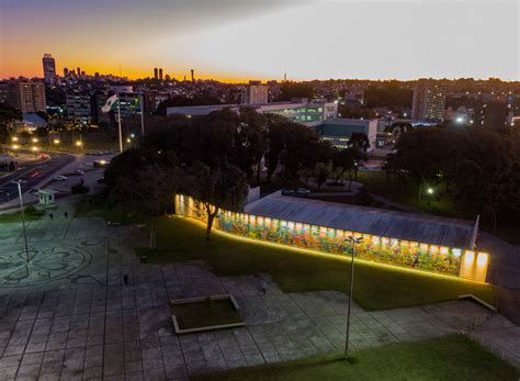 Praça Rio Iguaçu - Nova iluminação destaca painel da Praça Rio Iguaçu no Centro Cívico ...