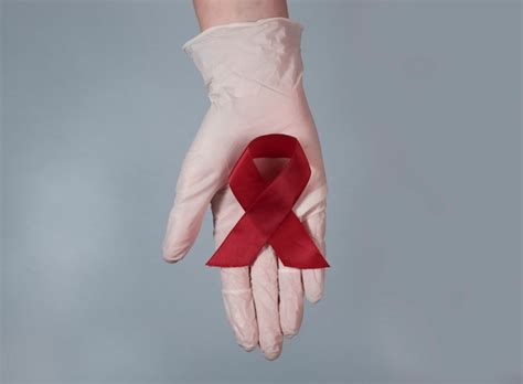 Laço De Fita Vermelha Como Símbolo Da Aids E Do Dia Da Conscientização