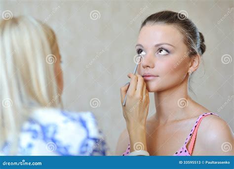 Mujer Hermosa Que Aplica Maquillaje De La Boda Del Artista De