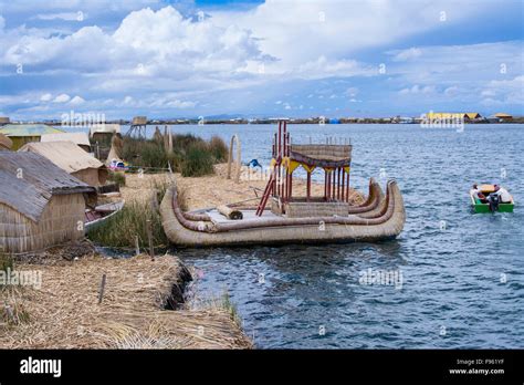 Anwohner Der Schwimmenden Schilfinseln Der Uros Titicacasee Peru