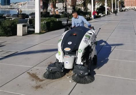 Balayeuse de trottoir balayeuse de voirie électrique en vente chez Urbacar