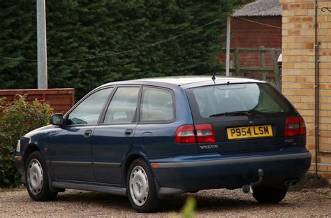 P954 LSM 2 1997 Volvo V40 2 0 CD Auto Nivek Old Gold Flickr