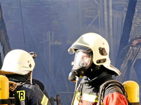 Rentner bei Großbrand verletzt Scheune Garagen und Gartenhaus in Flammen