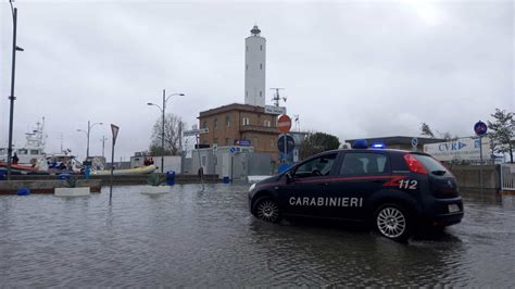 La Mareggiata Invade Le Strade Di Marina Di Ravenna Foto Massimo Argnani