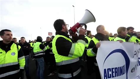 Los trabajadores de Acerinox de Cádiz vuelven a cortar la A 7 en el