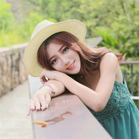 Hot girl ngực khủng thả đèn trời ước bạn trai to khỏe gây xôn xao