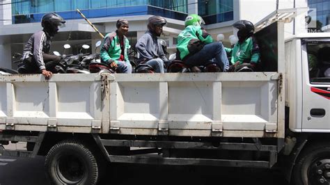 Foto Parkir Sembarangan Motor Ojek Online Diangkut Petugas Dishub