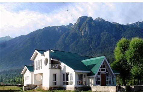 A Beautiful House Located On The Srinagar Sonmarg