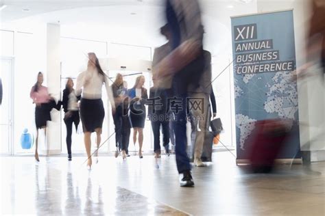 商界人士走在会议中心的运动模糊商场人物活动高清摄影大图 千库网