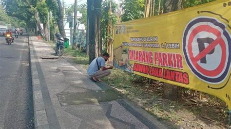 Polres Lamongan Pasang Banner Larangan Parkir Di Sepanjang Jalan