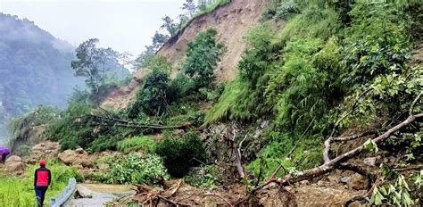 ओखलढुङ्गामा पहिरोः एकै परिवारका चारजनाको मृत्यु नमुना पोष्ट