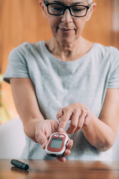 Teste de açúcar no sangue medindo os níveis de glicose Foto Premium