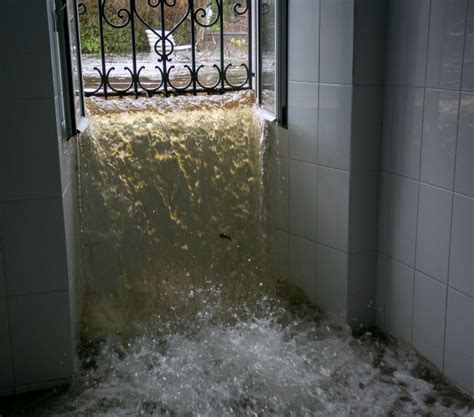 La Crecida Del Mi O Inunda El Balneario De Lugo Y Mantiene Calles Cortadas