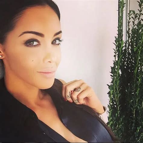 Photos Nabilla dévoile la vidéo inédite de son shooting street pour