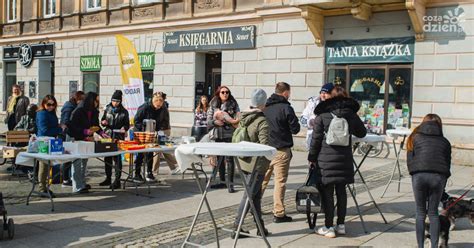 Świąteczne śniadanie na placu Konstytucji zdjęcia