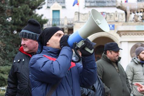 VIDEO Protest în fața Prefecturii Un deputat USR Mureș a militat