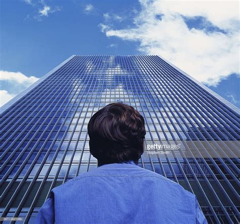 Man Looking Up At Skyscraper Stockfoto Getty Images