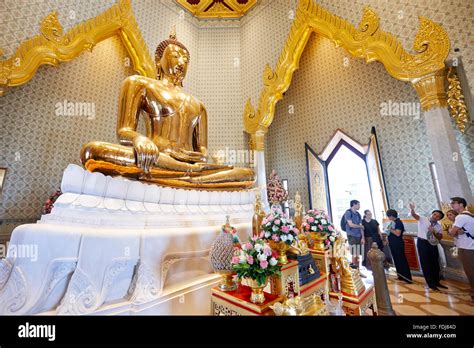 Solid gold Buddha image in Wat Traimit Temple. Bangkok, Thailand Stock Photo - Alamy