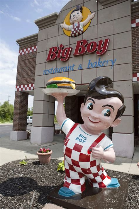 Big Boy Restaurant & Statues in Michigan - Silly America