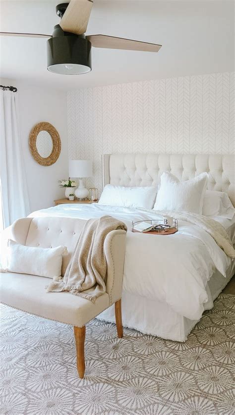 Small Master Bedroom Design With Elegant Style 17 - SWEETYHOMEE