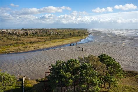 Ondas Enormes Del Mar Tempestuoso Que Se Rompen Cerca De La Costa Foto