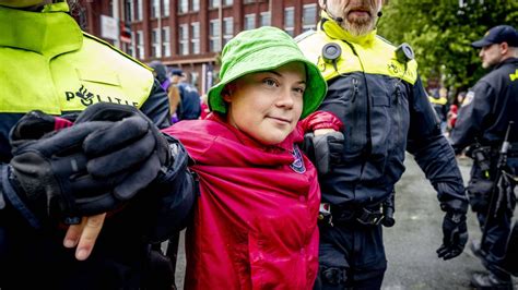 Klimaaktivistin Greta Thunberg Wird Bei Autobahn Demo Festgenommen