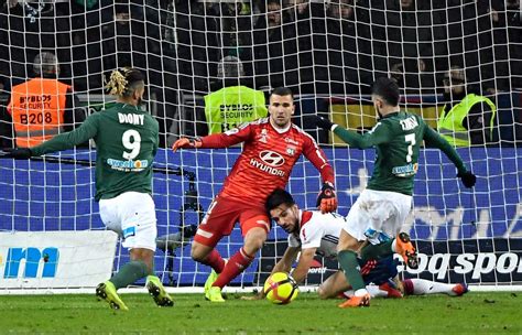 Ligue 1 Moussa Dembele S Last Gasp Goal Earns Lyon 2 1 Win Over St