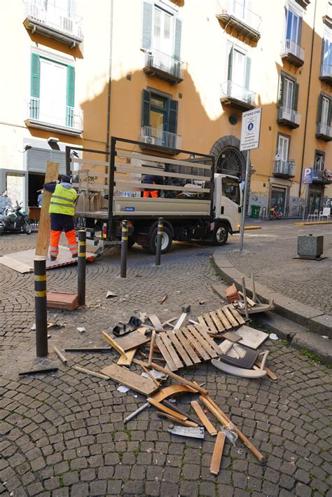 Napoli Eintracht i danni alla città dopo gli scontri